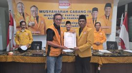 Pengurus DPD HANURA Jawa Timur (kiri) memberikan SK kepada Ach. Suhairi (kanan) sebagai Ketua DPC Partai Hanura Kabupaten Pamekasan. 