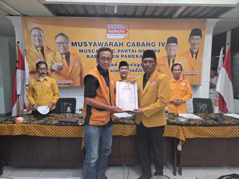 Pengurus DPD HANURA Jawa Timur (kiri) memberikan SK kepada Ach. Suhairi (kanan) sebagai Ketua DPC Partai Hanura Kabupaten Pamekasan. 