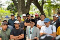 Puluhan LSM saat diwawancarai media.