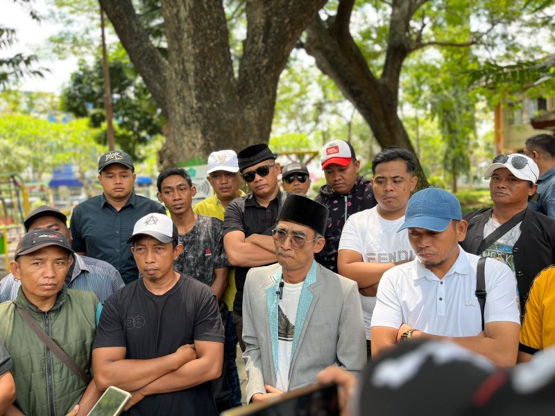 Puluhan LSM saat diwawancarai media.