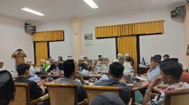 Caption: Puluhan Ulama dan Habib saat Audiensi di DPRD Sampang Bersama Penyelengga Rencana Konser Valen DA7 (Sumber Foto: Jatim Zone)