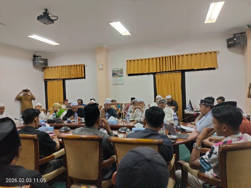 Caption: Puluhan Ulama dan Habib saat Audiensi di DPRD Sampang Bersama Penyelengga Rencana Konser Valen DA7 (Sumber Foto: Jatim Zone)