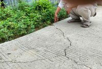 Caption: Wartawan saat Monitoring ke Lokasi dan Menunjukkan Kondisi Kerusakan Proyek Rabat Beton di Desa Mambulu Barat (Sumber Foto: Jatimzone.com)