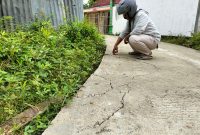 Caption: Wartawan saat Menunjukkan Kondisi Kerusakan Proyek Rabat Beton di Desa Mambulu Barat, Dusun Burnang, Dana Desa Tahun Anggaran 2025 (Sumber Foto: Jatimzone.com)