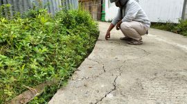 Caption: Wartawan saat Menunjukkan Kondisi Kerusakan Proyek Rabat Beton di Desa Mambulu Barat, Dusun Burnang, Dana Desa Tahun Anggaran 2025 (Sumber Foto: Jatimzone.com)