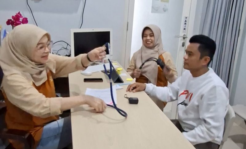 Sekretaris PWI Pamekasan Marzukiy saat menjalani cek kesehatan jantung sebagai rangkaian kegiatan HPN dan HUT ke-80 PWI.