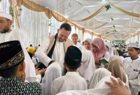 Founder Yayasan Bani Insan Peduli saat memberikan santunan sekaligus memberikan senyuman kepada ribuan anak yatim 