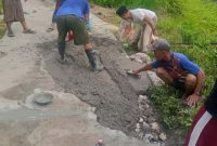 Caption: Kondisi Perbaikan Jalan Rabat Beton Dana Desa di Dusun Burnang, Desa Mambulu Barat (Sumber Foto: Achmad Fariji, Camat Tambelangan/dok Jatimzone.com)