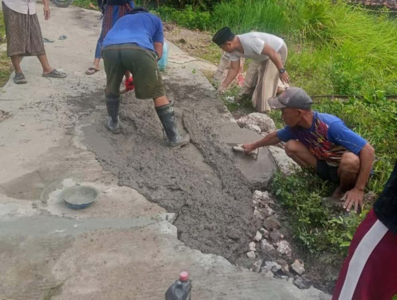 Caption: Kondisi Perbaikan Jalan Rabat Beton Dana Desa di Dusun Burnang, Desa Mambulu Barat (Sumber Foto: Achmad Fariji, Camat Tambelangan/dok Jatimzone.com)