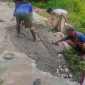 Caption: Kondisi Perbaikan Jalan Rabat Beton Dana Desa di Dusun Burnang, Desa Mambulu Barat (Sumber Foto: Achmad Fariji, Camat Tambelangan/dok Jatimzone.com)