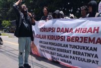 Koordinator Jaka Jatim, Musfiq, saat memimpin aksi demonstrasi di depan Pengadilan Tipikor Surabaya, Sidoarjo, menuntut pengusutan tuntas kasus korupsi dana hibah APBD Jawa Timur, Rabu (5/2/2026).