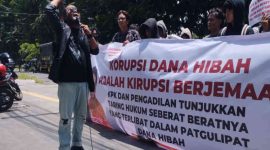 Koordinator Jaka Jatim, Musfiq, saat memimpin aksi demonstrasi di depan Pengadilan Tipikor Surabaya, Sidoarjo, menuntut pengusutan tuntas kasus korupsi dana hibah APBD Jawa Timur, Rabu (5/2/2026).
