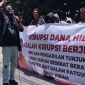 Koordinator Jaka Jatim, Musfiq, saat memimpin aksi demonstrasi di depan Pengadilan Tipikor Surabaya, Sidoarjo, menuntut pengusutan tuntas kasus korupsi dana hibah APBD Jawa Timur, Rabu (5/2/2026).