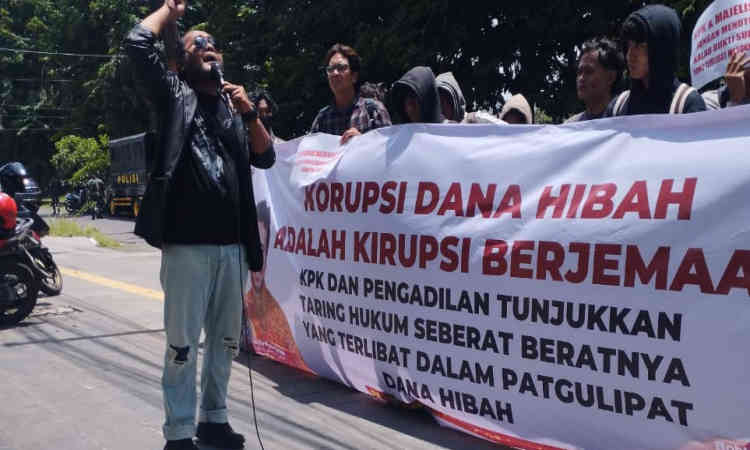 Koordinator Jaka Jatim, Musfiq, saat memimpin aksi demonstrasi di depan Pengadilan Tipikor Surabaya, Sidoarjo, menuntut pengusutan tuntas kasus korupsi dana hibah APBD Jawa Timur, Rabu (5/2/2026).