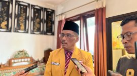 Ach. Suhari saat diwawancara awak media usai acara pembentukan pengurus DPC Hanura Pamekasan.