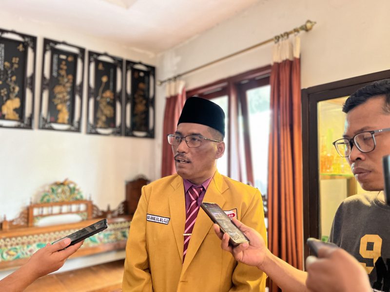 Ach. Suhari saat diwawancara awak media usai acara pembentukan pengurus DPC Hanura Pamekasan.