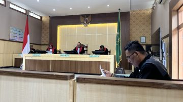 Suasana persidangan, Kuasa Hukum terdakwa, Ach. Suhairi terlihat membaca berkas perkara sebelum sidang dimulai. 