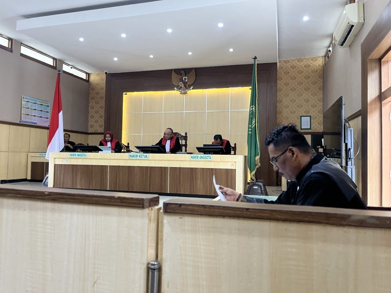 Suasana persidangan, Kuasa Hukum terdakwa, Ach. Suhairi terlihat membaca berkas perkara sebelum sidang dimulai. 