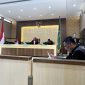 Suasana persidangan, Kuasa Hukum terdakwa, Ach. Suhairi terlihat membaca berkas perkara sebelum sidang dimulai. 