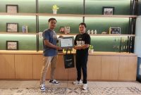 Ketua JMP berikan Penghargaan kepada Asesor Dewan Pers Madura