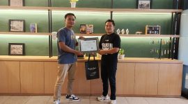 Ketua JMP berikan Penghargaan kepada Asesor Dewan Pers Madura