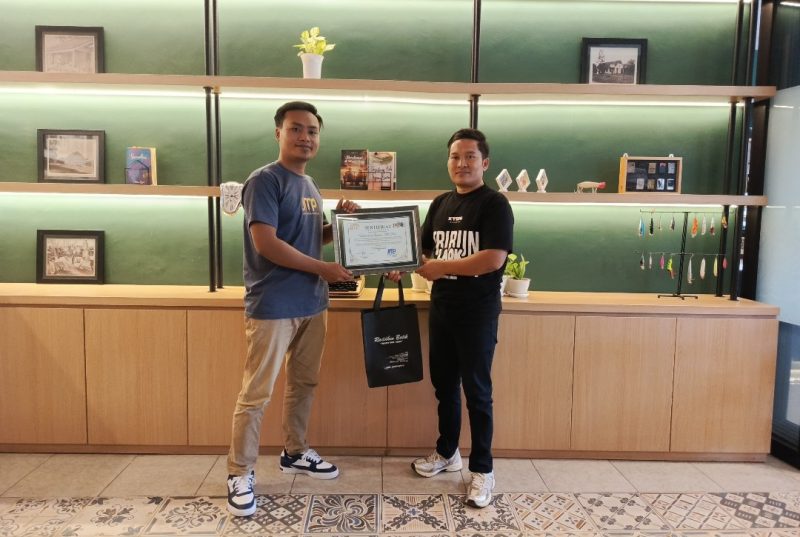 Ketua JMP berikan Penghargaan kepada Asesor Dewan Pers Madura