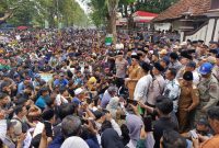 Ribuan massa petani tembakau dan Buruh kepung kantor Bupati Pamekasan 