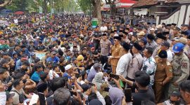 Ribuan massa petani tembakau dan Buruh kepung kantor Bupati Pamekasan 