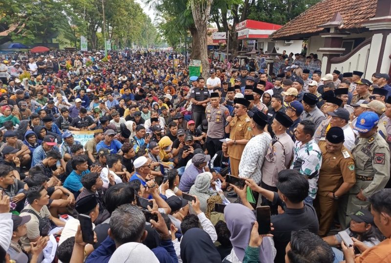 Ribuan massa petani tembakau dan Buruh kepung kantor Bupati Pamekasan 