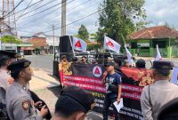 Ketua Forkot Pamekasan Samsul Arifin disaat menyampaikan aspirasi di depan gedung kantor DPRD Pamekasan, Kamis (5/2/2026).