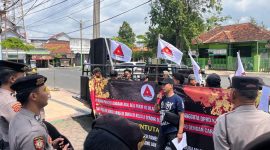 Ketua Forkot Pamekasan Samsul Arifin disaat menyampaikan aspirasi di depan gedung kantor DPRD Pamekasan, Kamis (5/2/2026).