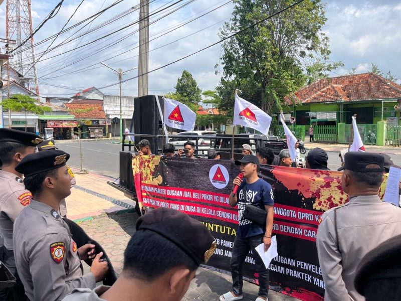 Ketua Forkot Pamekasan Samsul Arifin disaat menyampaikan aspirasi di depan gedung kantor DPRD Pamekasan, Kamis (5/2/2026).