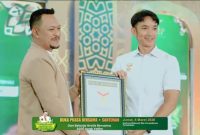 Founder Yayasan BIP saat terima penghargaan Rekor Muri 