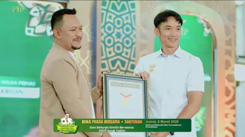 Founder Yayasan BIP saat terima penghargaan Rekor Muri 