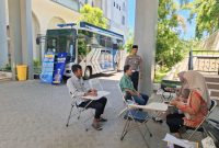 Petugas pelayanan SIM saat melayani masyarakat 