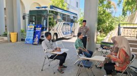 Petugas pelayanan SIM saat melayani masyarakat 