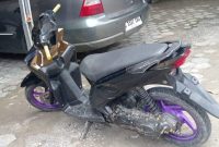 Caption: Motor Diduga Bodong Yang Beberapa Hari Lalu Sempat Terparkir di Depan Mapolsek Camplong (Sumber Foto: Masyarakat/dok Jatimzone.com)