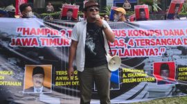 Musfiq, Koordinator Jaka Jatim, saat melakukan orasi.