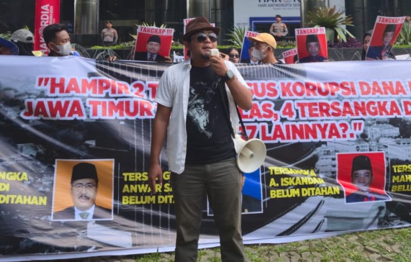 Musfiq, Koordinator Jaka Jatim, saat melakukan orasi.