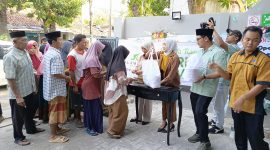 Kepala cabang Alamanda Pamekasan saat memberikan sembako kepada warga 