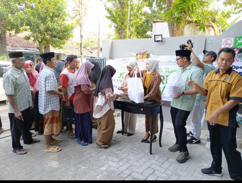 Kepala cabang Alamanda Pamekasan saat memberikan sembako kepada warga 
