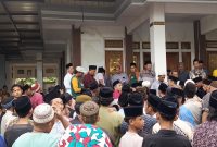 Kepala Desa Tlanakan terpantau saat berbagi dengan masyarakat 