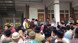Kepala Desa Tlanakan terpantau saat berbagi dengan masyarakat 