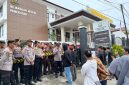 Sejumlah masa aksi saat melakukan demonstrasi di kantor kejaksaan Pamekasan, Senin (27/4/2026).