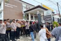 Sejumlah masa aksi saat melakukan demonstrasi di kantor kejaksaan Pamekasan, Senin (27/4/2026).