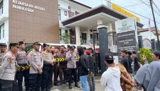 Sejumlah masa aksi saat melakukan demonstrasi di kantor kejaksaan Pamekasan, Senin (27/4/2026).