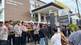 Sejumlah masa aksi saat melakukan demonstrasi di kantor kejaksaan Pamekasan, Senin (27/4/2026).