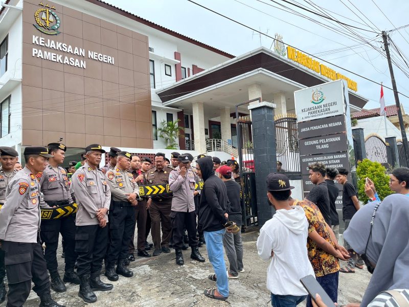 Sejumlah masa aksi saat melakukan demonstrasi di kantor kejaksaan Pamekasan, Senin (27/4/2026).