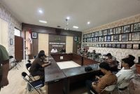 Pendamping Sadriyo (70), tersangka kasus dugaan pencurian mesin penggiling padi, mendatangi Kejaksaan Negeri (Kejari) Pamekasan pada Selasa (28/4/2026).