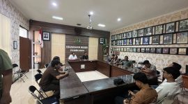 Pendamping Sadriyo (70), tersangka kasus dugaan pencurian mesin penggiling padi, mendatangi Kejaksaan Negeri (Kejari) Pamekasan pada Selasa (28/4/2026).